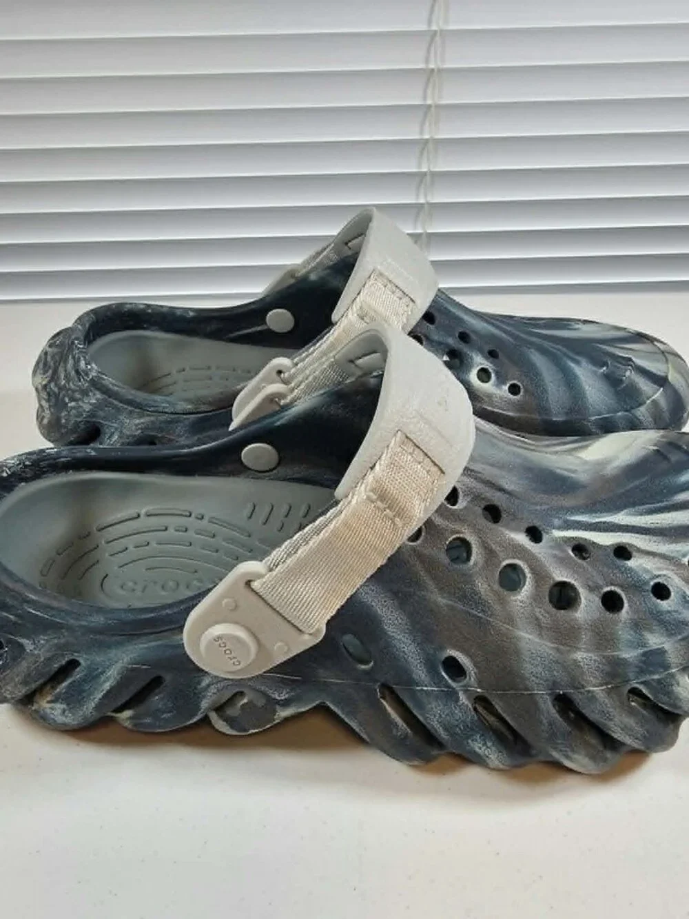 CROCS ECHO CLOG BLUE BLACK MARBLED SLIP ON SLIDE YOUTH SIZE 4 WOMEN SIZE 6
